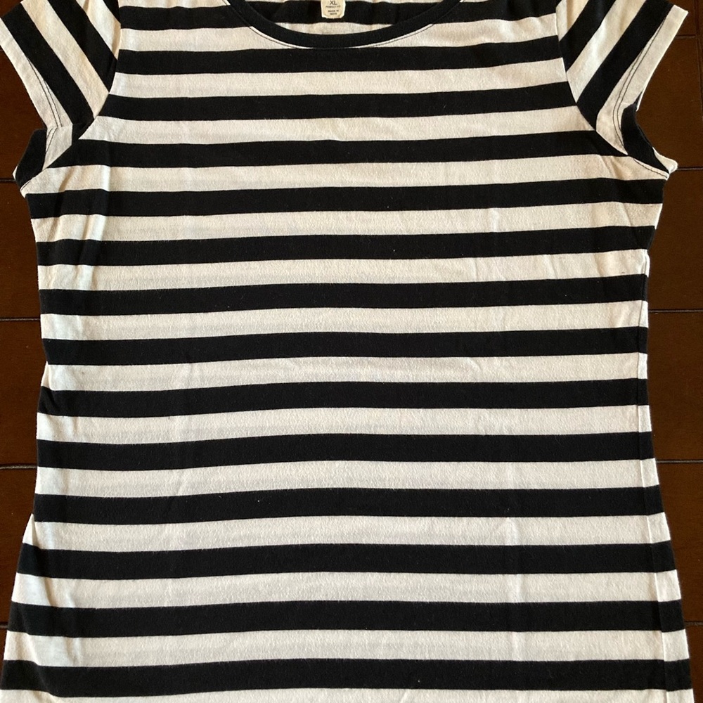Super cute Bitten brand by Sarah Jessica Parker cap sleeve tee!